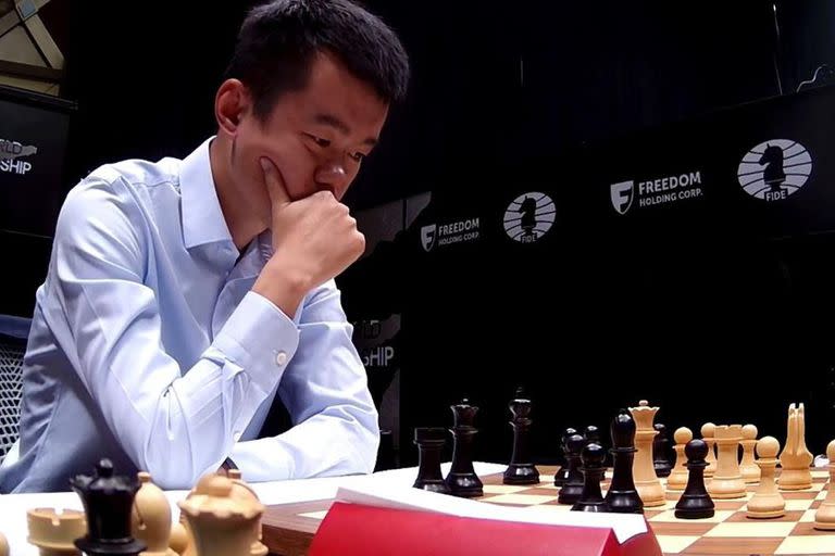 Ding Liren ha mostrado buen ajedrez después de las derrotas, pero un falla grosera y los apuros de tiempo lo tienen debajo en Astana.