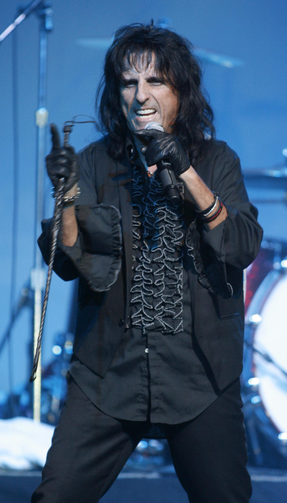 Rock star Alice Cooper performs at the MusiCares MAP Fund benefit concert in Hollywood, California May 9, 2008. Cooper was honored with the Stevie Ray Vaughan Award for his support of MusiCares which provides access to addiction recovery treatment for members of the music community. REUTERS/Fred Prouser                (UNITED STATES)