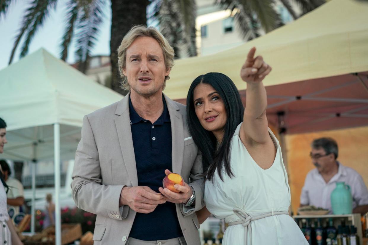 Greg (Owen Wilson) und Isabel (Salma Hayek) haben sich ein paar blaue Kristalle in die Nase gesteckt - und schon leben sie im Paradies. (Bild: Amazon.com Inc.)