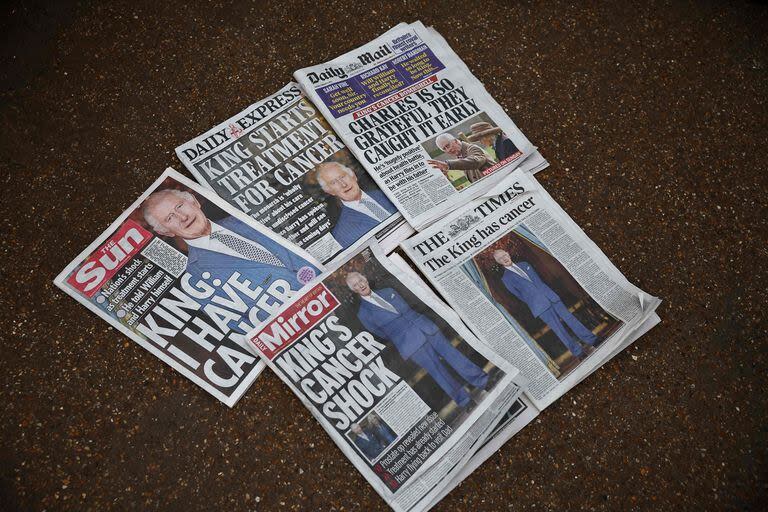 Una imagen muestra las portadas de los periódicos sobre el cáncer del rey Carlos III de Gran Bretaña frente al Palacio de Buckingham en Londres el 6 de febrero de 2024. 