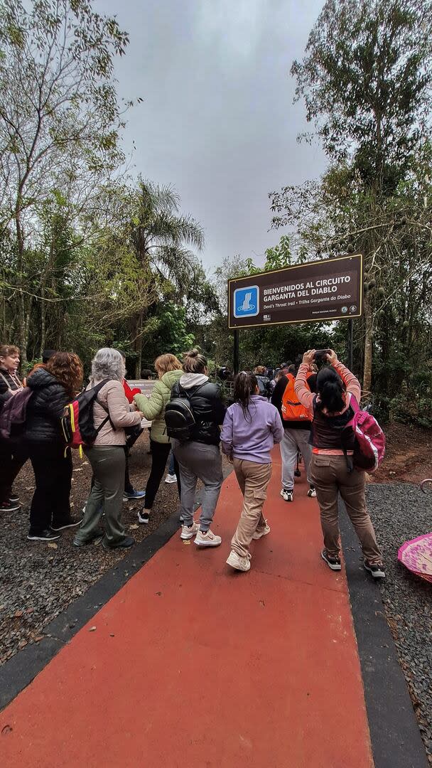 Los turistas llegaron al comienzo del sendero que desemboca en la Garganta