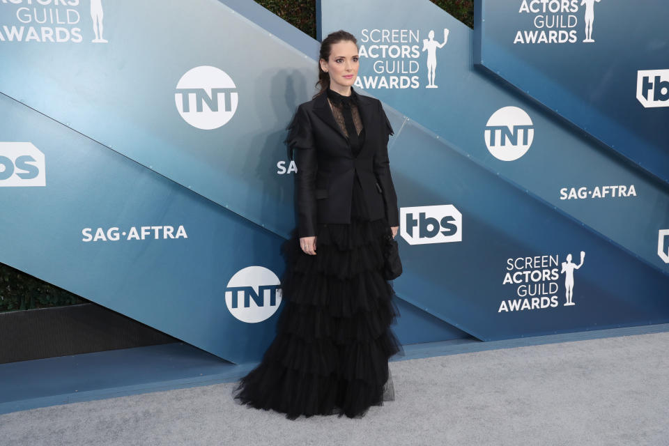 'Eduardo Manostijeras' (1990) marcó un antes y un después en la carrera de Winona Ryder, una actriz que sigue revolucionando las alfombras rojas con su particular estilo. En los SAG Awards 2020, por ejemplo, nos sorprendió poniéndose una blazer encima de su vestido negro de Dior. (Foto: Leon Bennett / Getty Images)