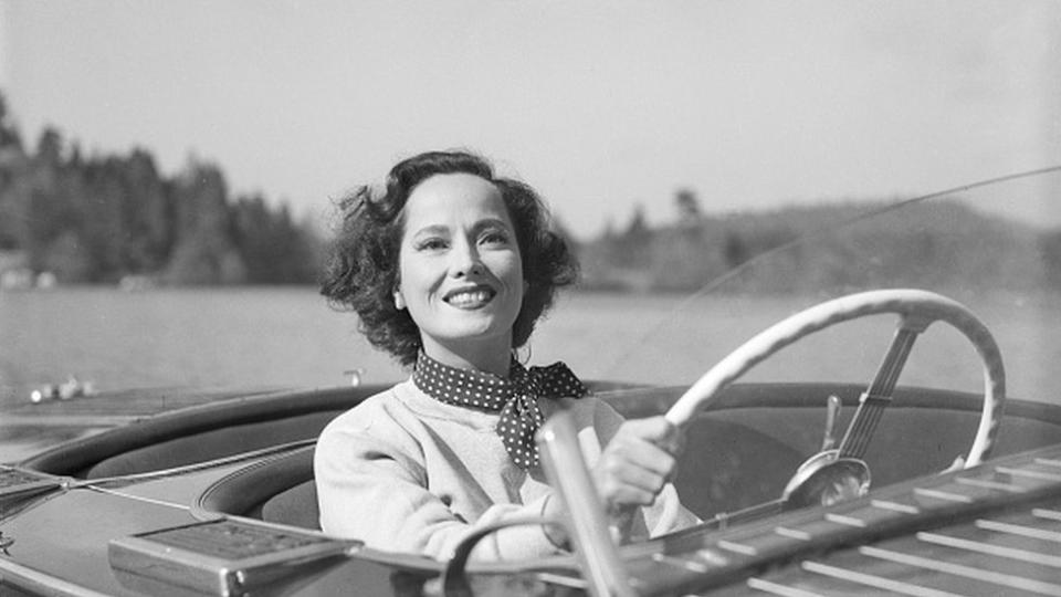 Merle Oberon al volante de una lancha a motor en su película 