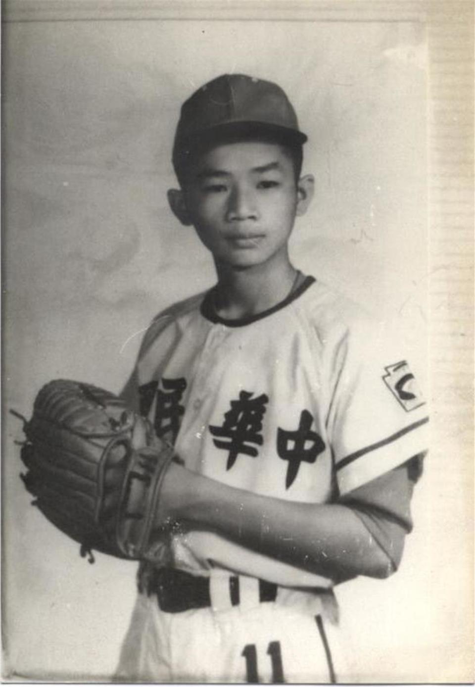 吳誠文1971年入選台南市巨人少棒隊，抱回世界冠軍。（吳誠文提供／曹婷婷台南傳真）