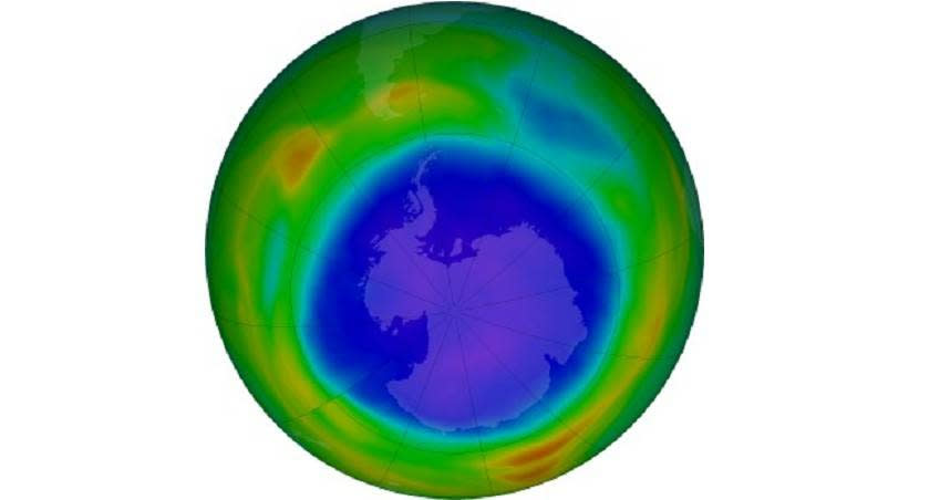 歐盟氣象監控單位表示，目前南極洲的臭氧層破洞大小已經超過了南極洲本身。（圖／翻攝自NASA ）