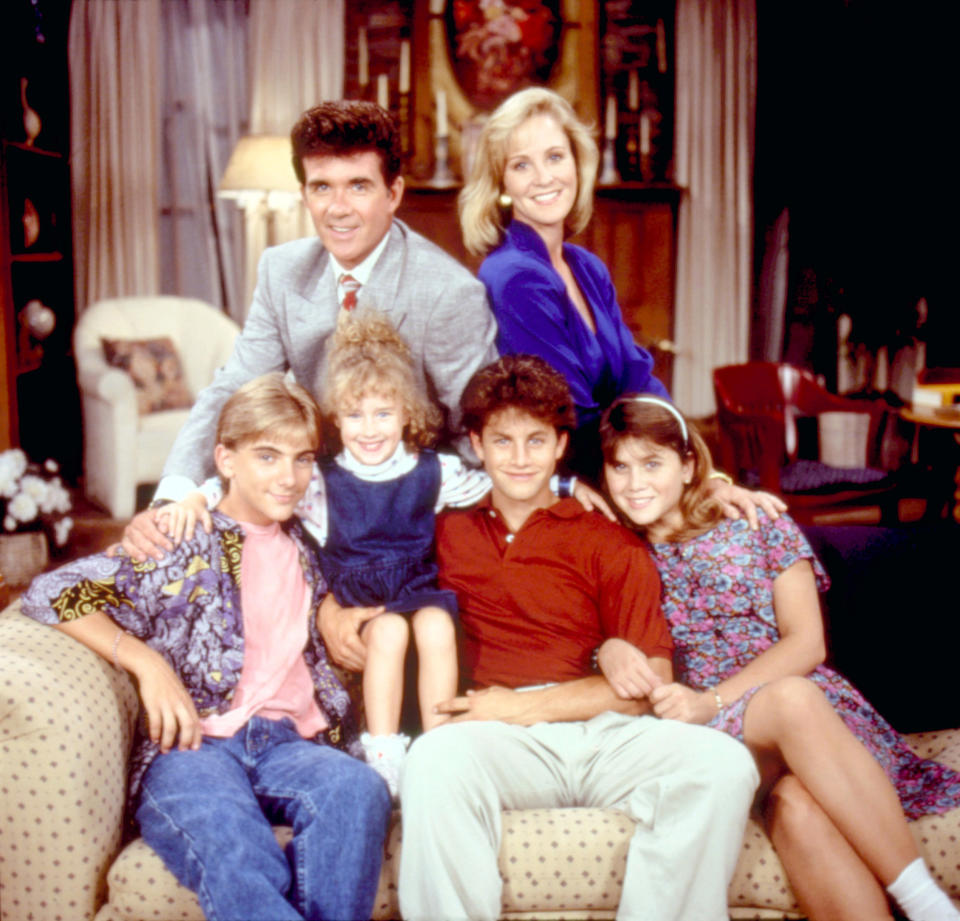 GROWING PAINS, 1985-92, top. l-r: Alan Thicke, Joanna Kerns, bottom, l-r: Jeremy Miller, Kristen or ((C)ABC / Courtesy Everett Collection)