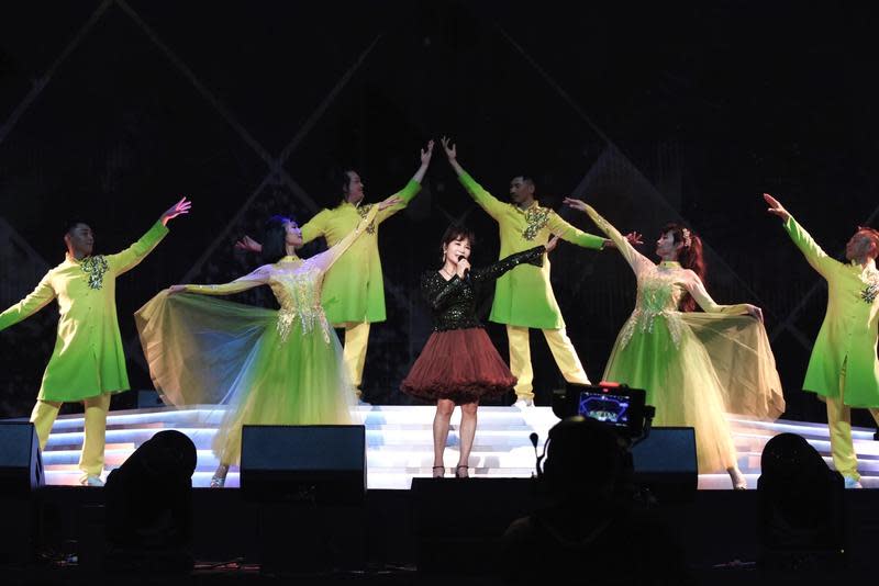 蔡秋鳳在《2023真愛秀・藍寶石大歌廳》擔任開場演出。（高雄流行音樂中心提供）
