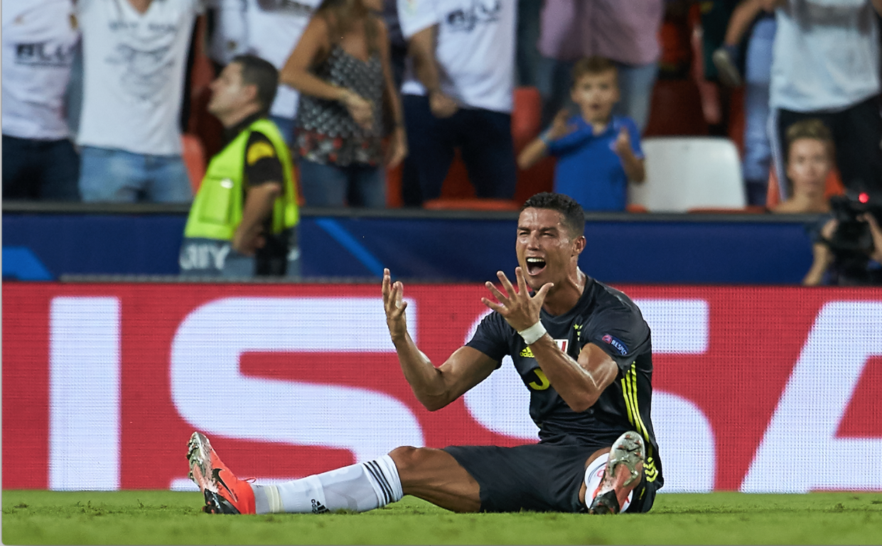 Cristiano Ronaldo reacciona tras recibir tarjeta roja frente al Valencia. | Foto: Getty