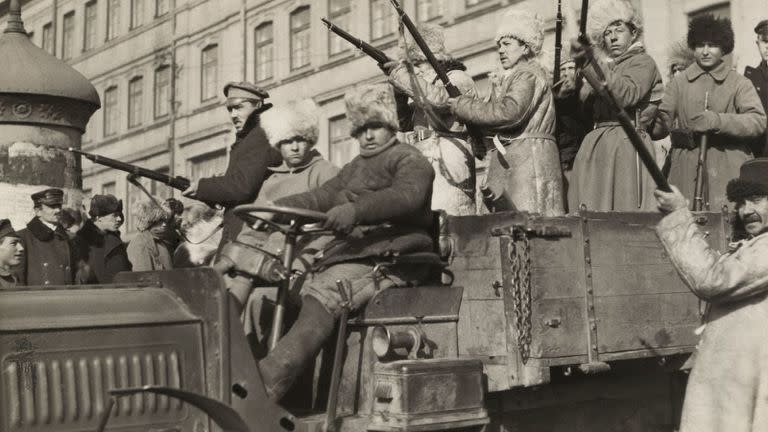 Bolcheviques con armas en un camión en Vladivostok, Rusia, en 1920, liderado por Vladimir Lenin