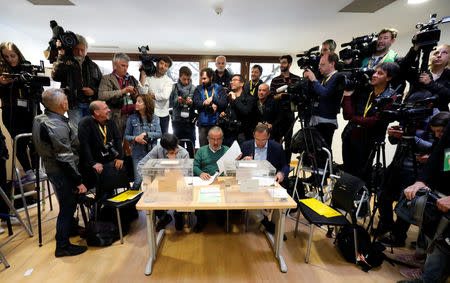 Members of the media wait for Spain's Prime Minister and Socialist Workers' Party (PSOE) candidate Pedro Sanchez to cast his vote during Spain's general election in Pozuelo de Alarcon, outside Madrid, Spain, April 28, 2019. REUTERS/Rafael Marchante