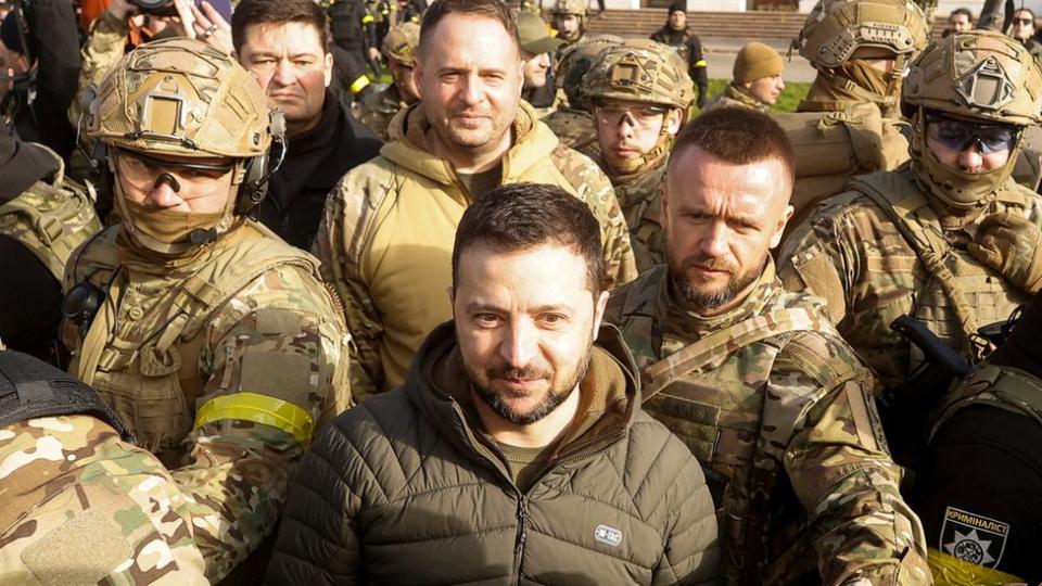 El presidente ucraniano Zelensky rodeado de tropas.