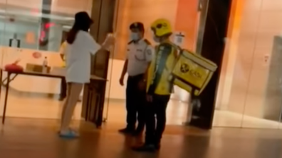 一名大陸籍女子對著外送員及保全飆罵並潑灑奶茶。（圖／翻攝自Michael Cheang臉書）