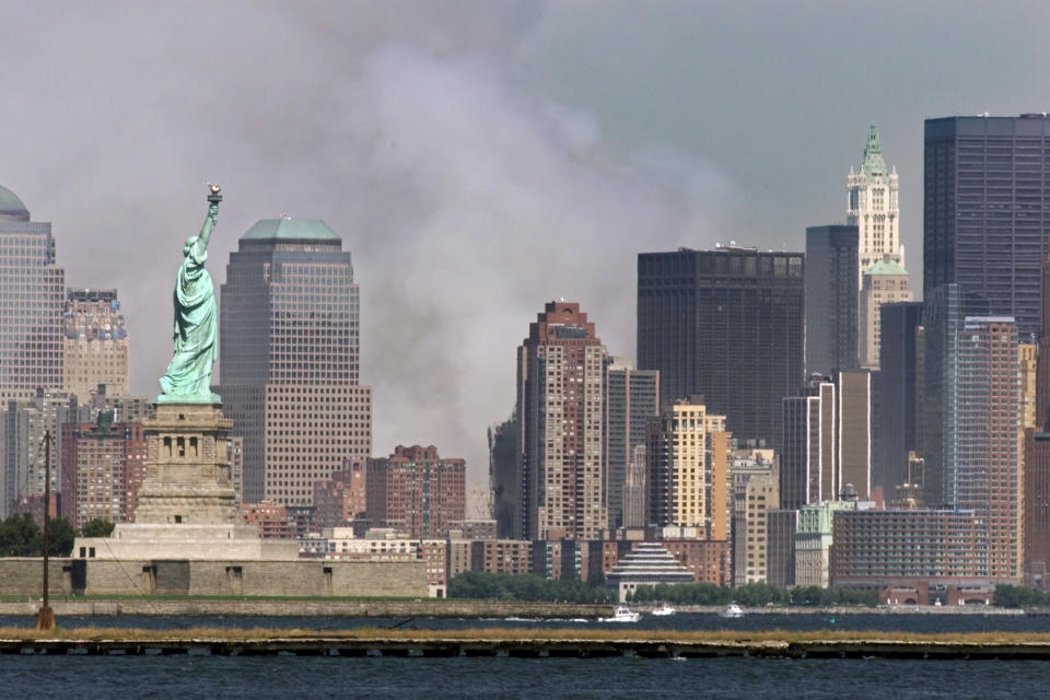 La mattina dell'11 settembre 2001 quattro aerei di linea in volo nei cieli degli Stati Uniti furono dirottati da alcuni terroristi di Al Qaeda intenzionati a compiere una clamorosa azione suicida colpendo luoghi simbolo degli Usa. Furono centrate le Torri del World Trade Center di New York, che crollarono poco dopo, e il Pentagono. Il quarto velivolo, diretto verso il Campidoglio, non raggiunse l'obiettivo e andò a schiantarsi in un campo vicino a Shanksville, in Pennsylvania. Il bilancio delle vittime fu pesantissimo: 2.996 le persone decedute e oltre 6mila i feriti.