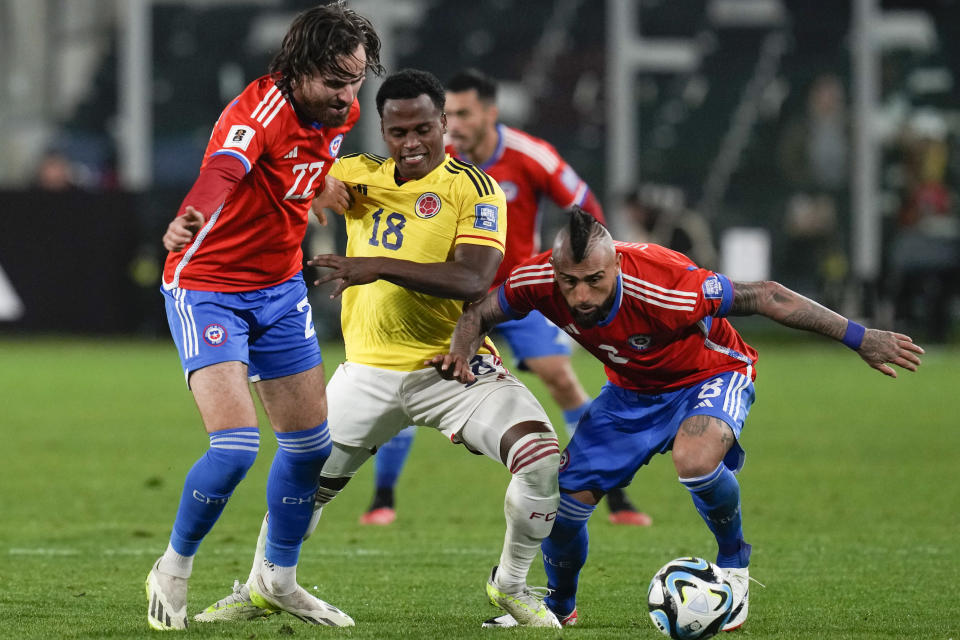 Chile's Ben Brereton, left, and Arturo Vidal, right, fight for the ball with Colombia's Jhon Arias during a qualifying soccer match for the FIFA World Cup 2026 at Monumental stadium in Santiago, Chile, Tuesday, Sept. 12, 2023. (AP Photo/Esteban Felix)