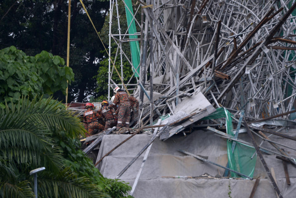 Fire and rescue personnel rescuing victims from the scene of collapsed LRT 3 structure in Bukit Tinggi Klang July 29, 2021. — Picture by Miera Zulyana