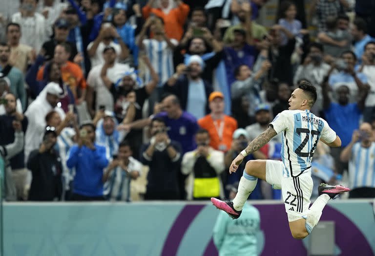 El delantero de Argentina, Lautaro Martínez, celebra tras convertir el penal en la tanda desde los 1 para el triunfo 4-3 ante Holanda en los cuartos de final del Mundial en el estadio Lusail, en Qatar, el viernes 9 de diciembre de 2022. (AP Foto/Ebrahim Noroozi)