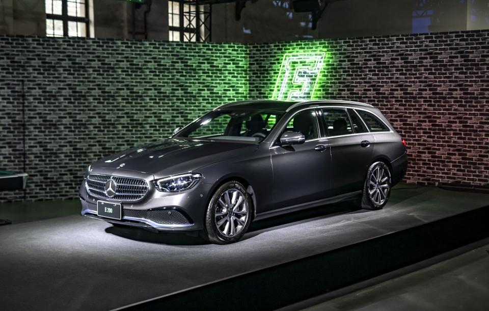 全新 E-Class 旅行車後驅轎式休旅特有的長車頭。