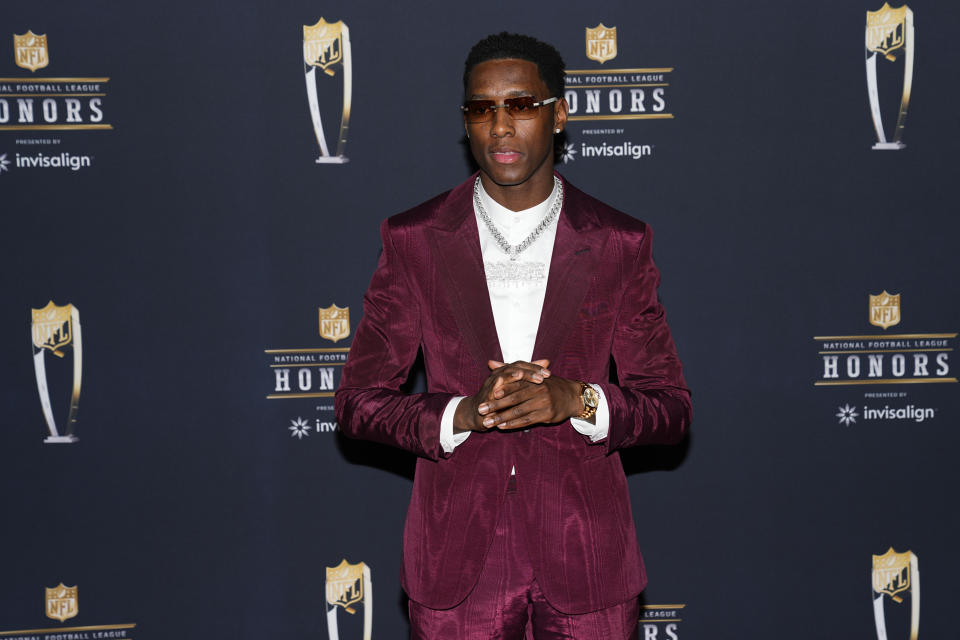 New York Jets' Sauce Gardner arrives for the NFL Honors award show ahead of the Super Bowl 57 football game, Thursday, Feb. 9, 2023, in Phoenix. (AP Photo/Matt York)