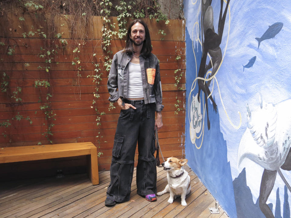 El cantautor colombiano Esteman posa para un retrato con su perro Benito durante una entrevista en la Ciudad de México el 21 de mayo de 2024. (Foto AP/Berenice Bautista)