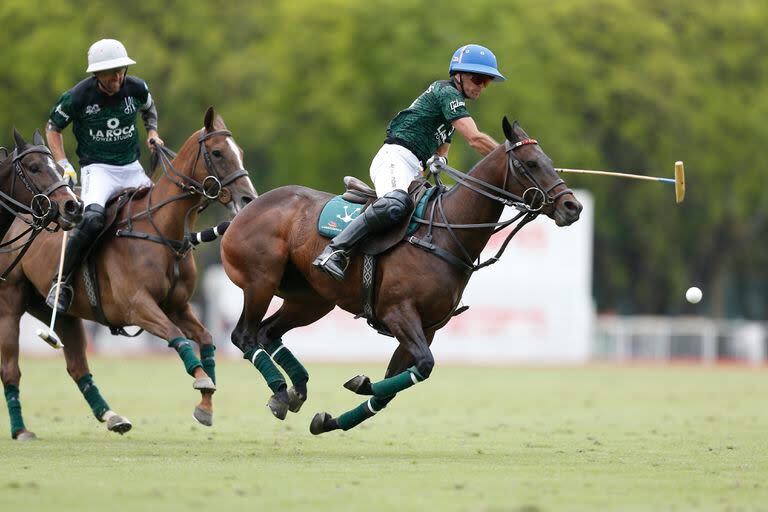 Polito Pieres observa atento; Caset se apresta a dominar la bocha en un ataque de La Hache