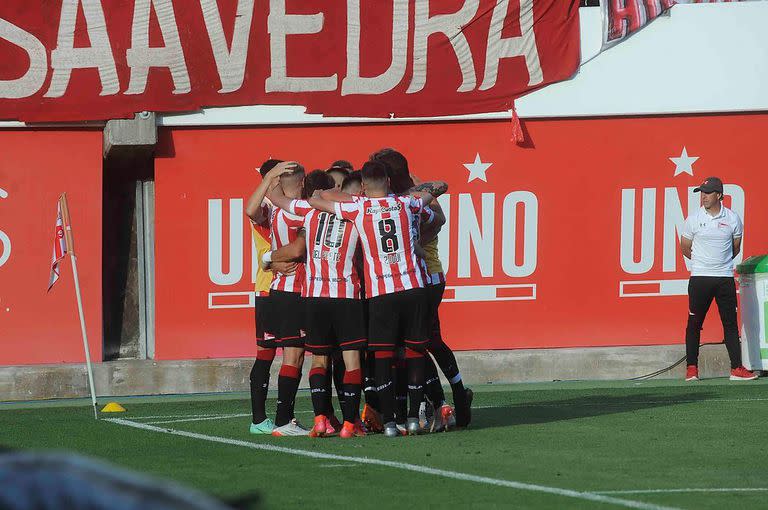 Estudiantes derrotó 4-1 a Huracán en La Plata por la 21ra. fecha de la Liga Profesional de Fútbol.