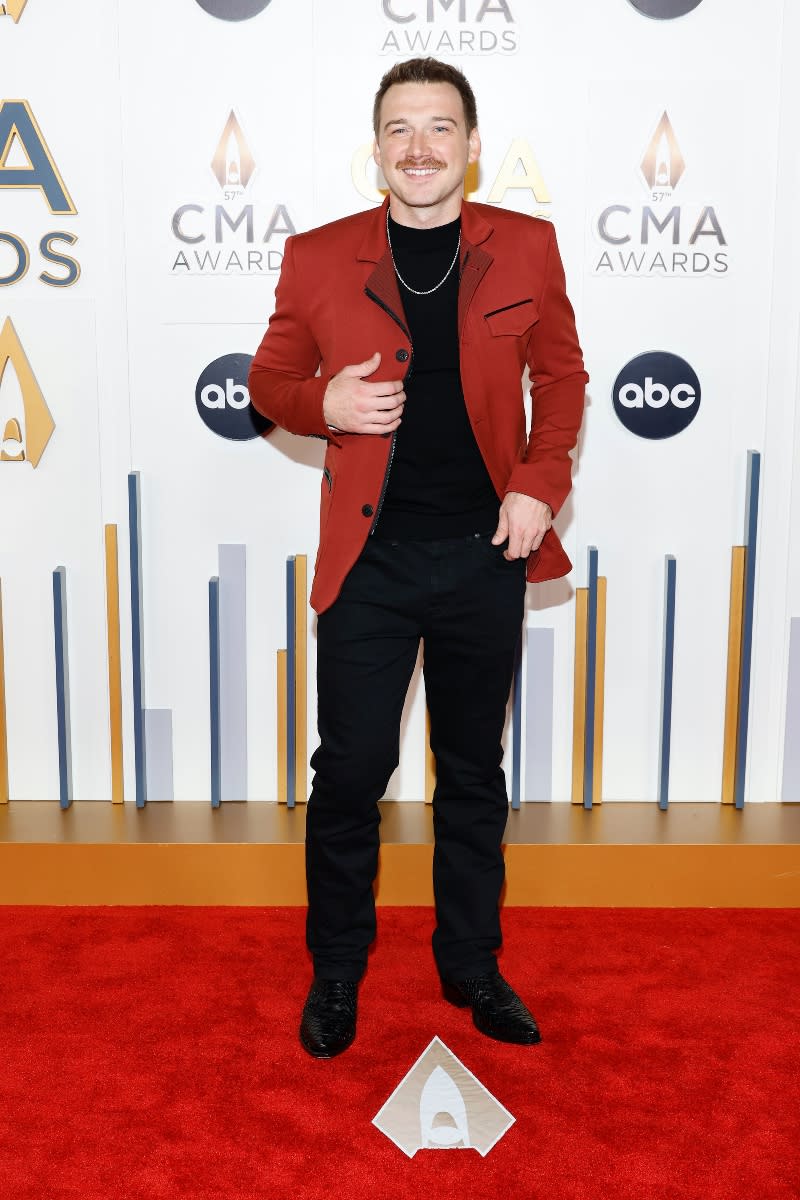 morgan wallen, 2023 cma awards, red jacket, black trousers, nashville