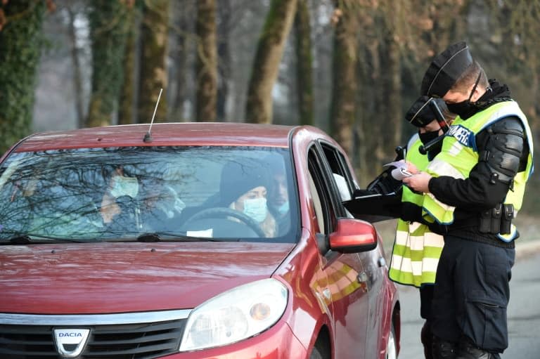 Les gendarmes contrôlent une voiture lors de la rave-party (Photo d'illustration) - JEAN-FRANCOIS MONIER              © 2019 AFP