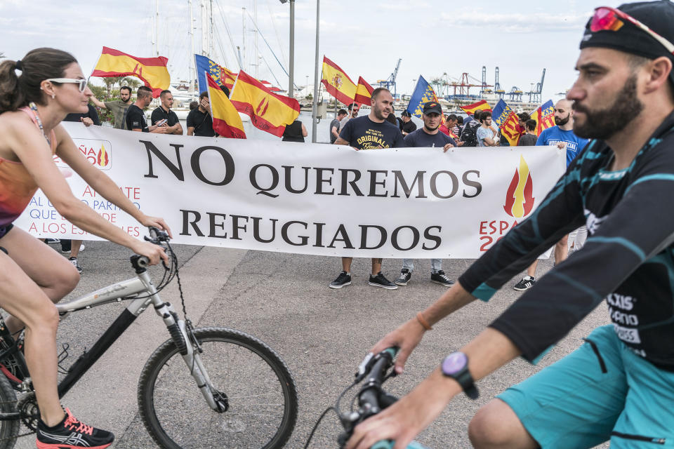 Not everyone welcomed the refugees at the Port of Valencia. (Photo: José Colón for Yahoo News)