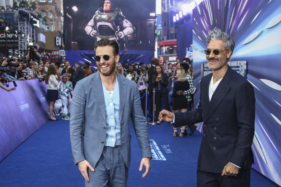 Chris Evans, izquierda, y Taika Waititi posan a su llegada al estreno de "Lightyear" en Londres, el 13 de junio de 2022. (Foto Joel C Ryan/Invision/AP)