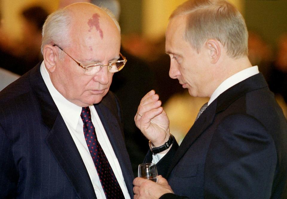 蘇聯前領導人戈巴契夫(左)和俄羅斯總統普丁。   圖:翻攝自推特 Medovukha @Zzzaikar