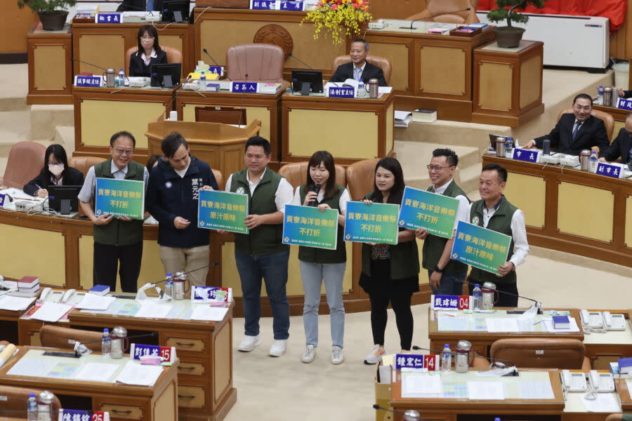 圖／民進黨議員高舉「貢寮海洋音樂祭原汁原味」，還邀自詡「原汁原味」的國民黨議員葉元之一起高呼口號。（圖／記者陳志仁攝，2023.05.12）