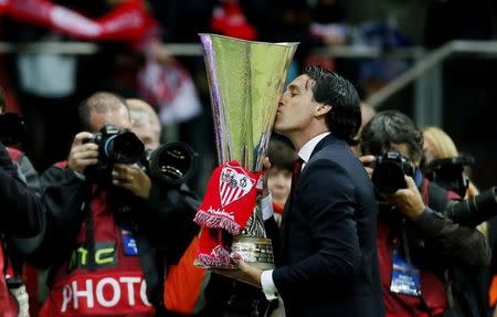 Football - Dnipro Dnipropetrovsk v Sevilla - UEFA Europa League Final - National Stadium, Warsaw, Poland - 27/5/15 Sevilla coach Unai Emery celebrates with the trophy after winning the UEFA Europa League Final Reuters / Stefan Wermuth