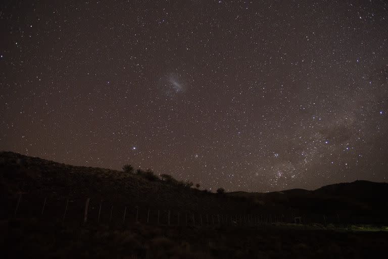 Con el telescopio se pueden observar desde las impactantes Alfa Centauri, Antares y Saturno hasta las nubes de Magallanes