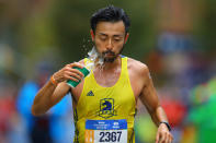 <p>A runner douses himself with water during the 2017 New York City Marathon, Nov. 5, 2017. (Photo: Gordon Donovan/Yahoo News) </p>