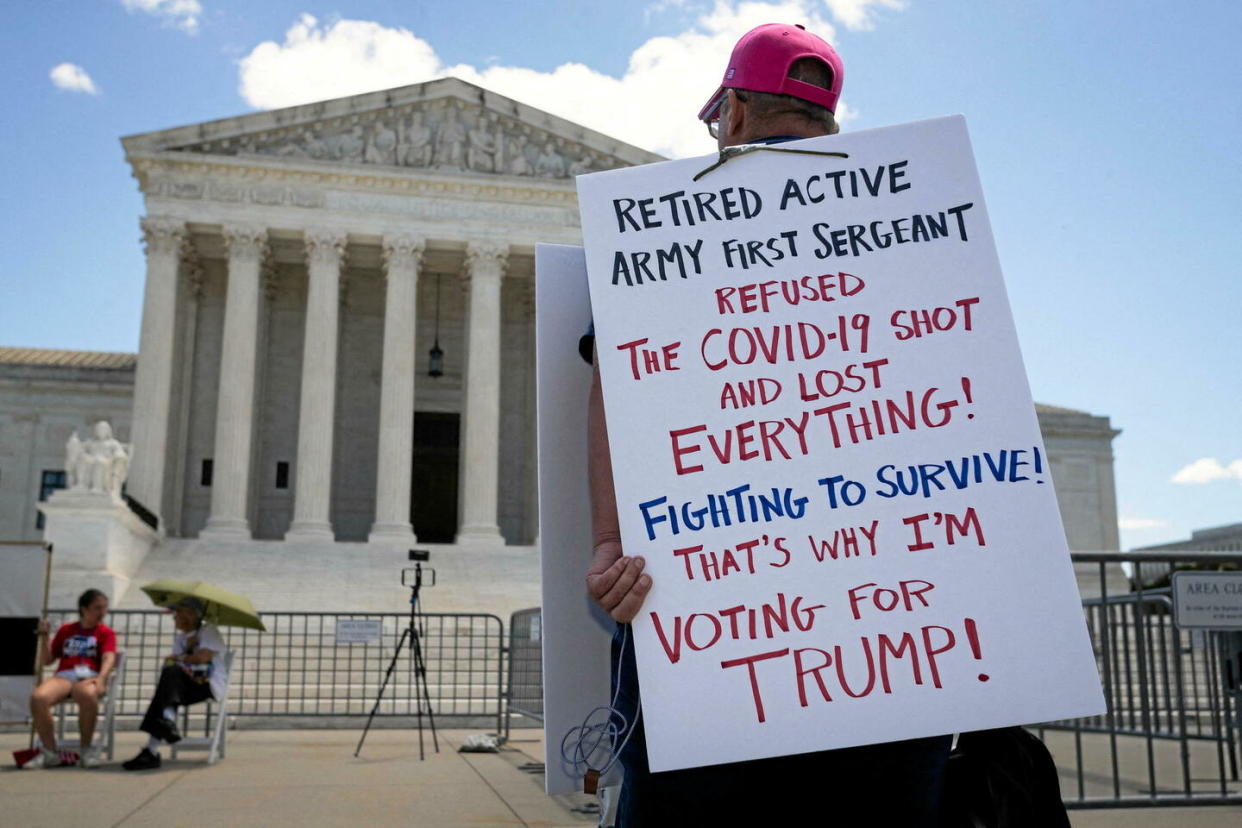 Un partisan de Donald Trump devant la Cour suprême des États-Unis peu après qu'elle a rendu sa décision sur l'immunité de l'ex-président républicain, à Washington, le 1er juillet 2024.   - Credit:Middle East Images/Abaca