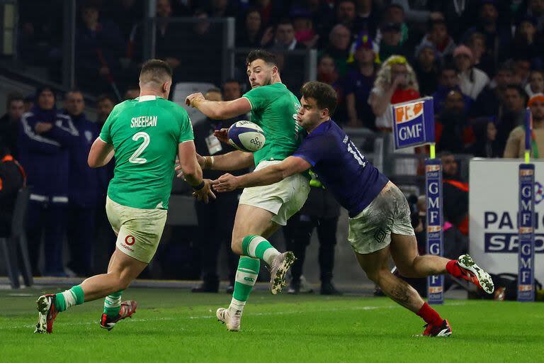 Robbie Henshaw cede de espalda a Sheehan, pese a la marca de Damian Penaud; el francés anotó el primer try de su equipo, en una noche negativa para el anfitrión en el Vélodrome.