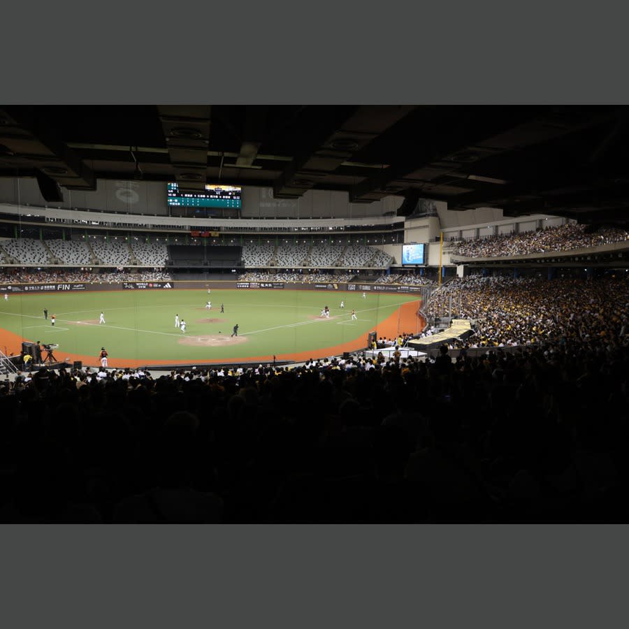中信兄弟隊與甲子園球場合作舉辦的「阪神甲子園球場日」第2天，吸引大批球迷進場。記者葉信菉／攝影