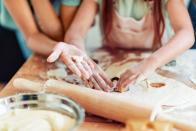 Nach Ablauf der Stunde heizen Sie den Backofen auf 160 Grad Umluft vor. Geben Sie den Teig auf eine bemehlte Arbeitsfläche und rollen ihn dünn aus. Stechen Sie nun die Kekse aus, wobei bei der Hälfte zusätzlich eine kleinere Form in der Mitte ausgestochen werden muss: ein Kreis, ein Stern oder ein Herz. (Bild: iStock / Ivanko_Brnjakovic)