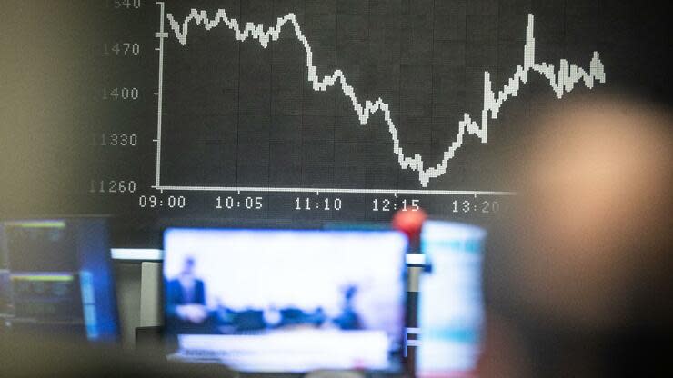 Blick auf die Dax-Kurve im Frankfurter Handelssaal. Foto: dpa