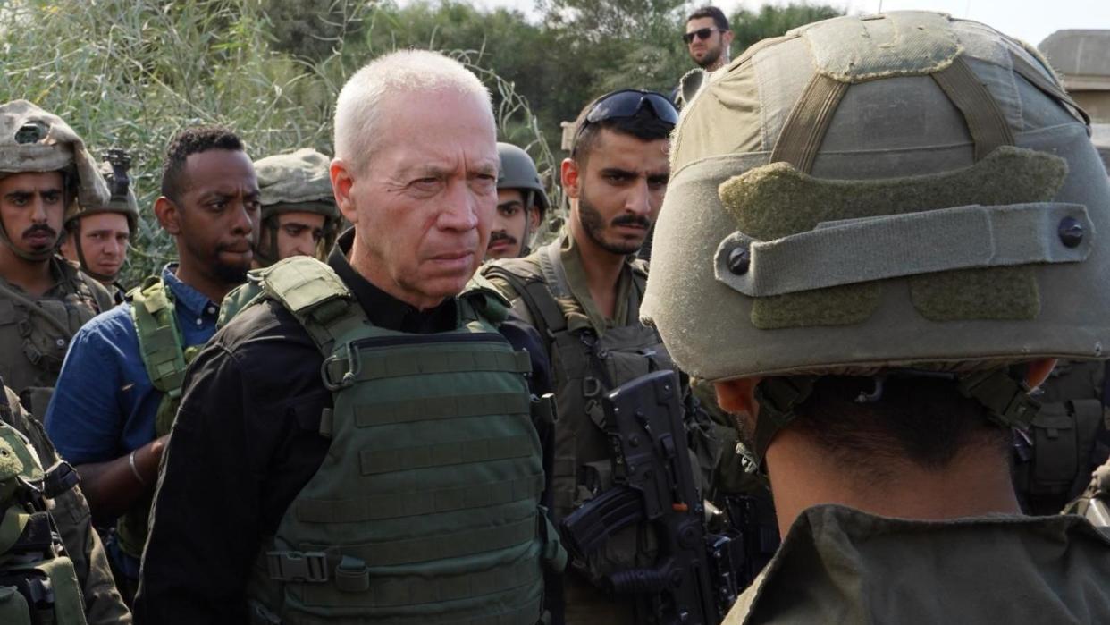 Yoav Gallant reunido con soldados israelíes.