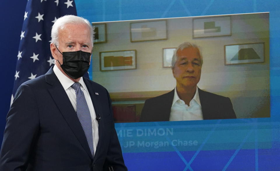 JP Morgan Chase-sjef Jamie Dimon blir sett på videoskjermen mens USAs president Joe Biden ankommer et hybrid virtuelt møte med bedriftsledere og administrerende direktører om gjeldsgrensen i Det hvite hus i Washington, USA, 6. oktober 2021. REUTERS/Kevin Lamarque