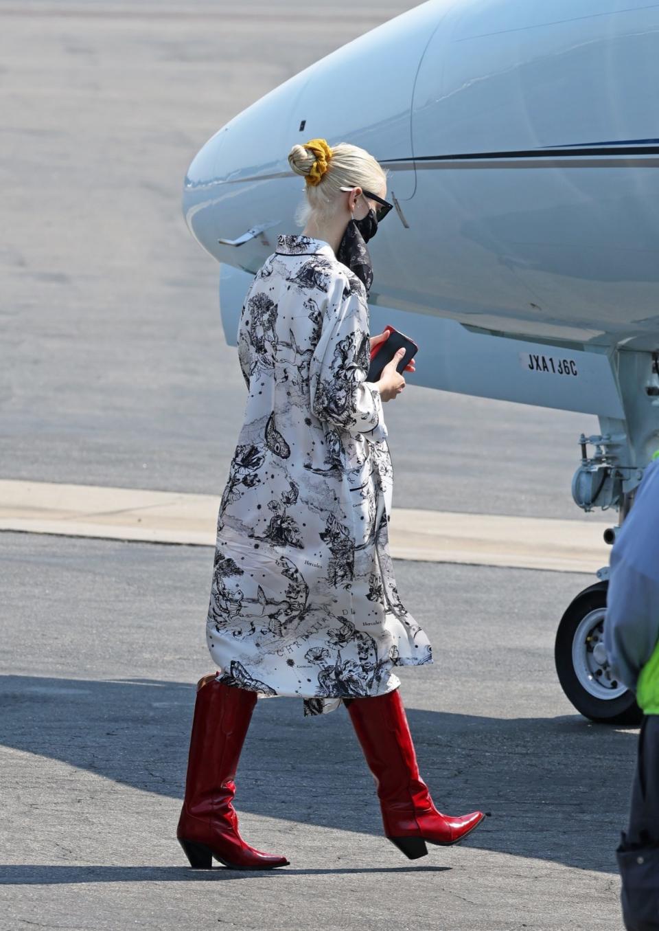 <p>Captamos a la talentosa actriz en el aeropuerto ataviada con este vestido estampado, que complementó con botas rojas. </p>