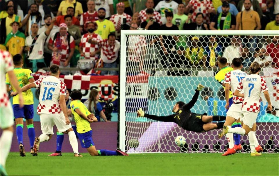 佩特科维奇(16)在巴西未壓迫防守下射進絕平一球。（取自UEFA官網）