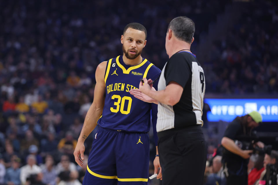 Stephen Curry：「我一直都不是買犯者，也從來不擔心自己買不到犯…我曾經開玩笑說過『我今天竟然只罰2球』，就是小小喊叫抱怨一下，過去3場比賽有兩、三次你覺得自己應該被犯規，但因為向裁判爭論而讓自己分心，所以我一直試著別太執著於此。」（NBA Photo by Lachlan Cunningham/Getty Images）