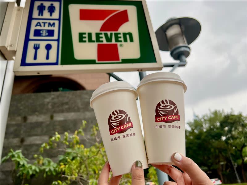 7-ELEVEN CITY CAFE濃萃美式咖啡、CITY PEARL黑糖珍珠撞奶「買2送2」。（圖／7-ELEVEN提供）