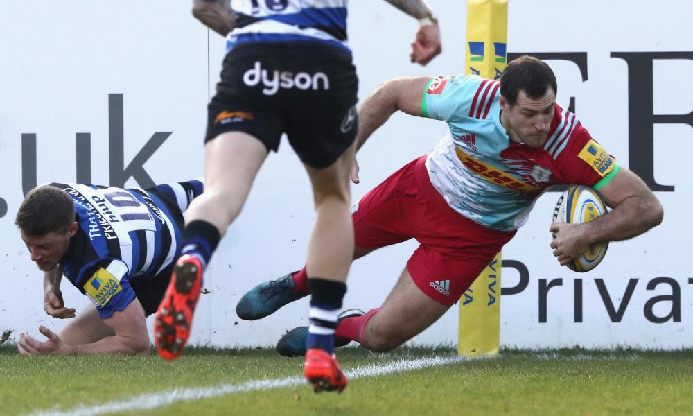 Bath Rugby v Harlequins - Aviva Premiership BATH, ENGLAND - FEBRUARY 18: Tim Visser of Harlequins dives over to score the first try at the Recreation Ground