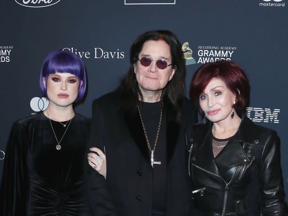 Kelly, Ozzy und Sharon Osbourne (v.l.) gemeinsam auf dem roten Teppich. (Bild: Xavier Collin/Image Press Agency/ImageCollect)