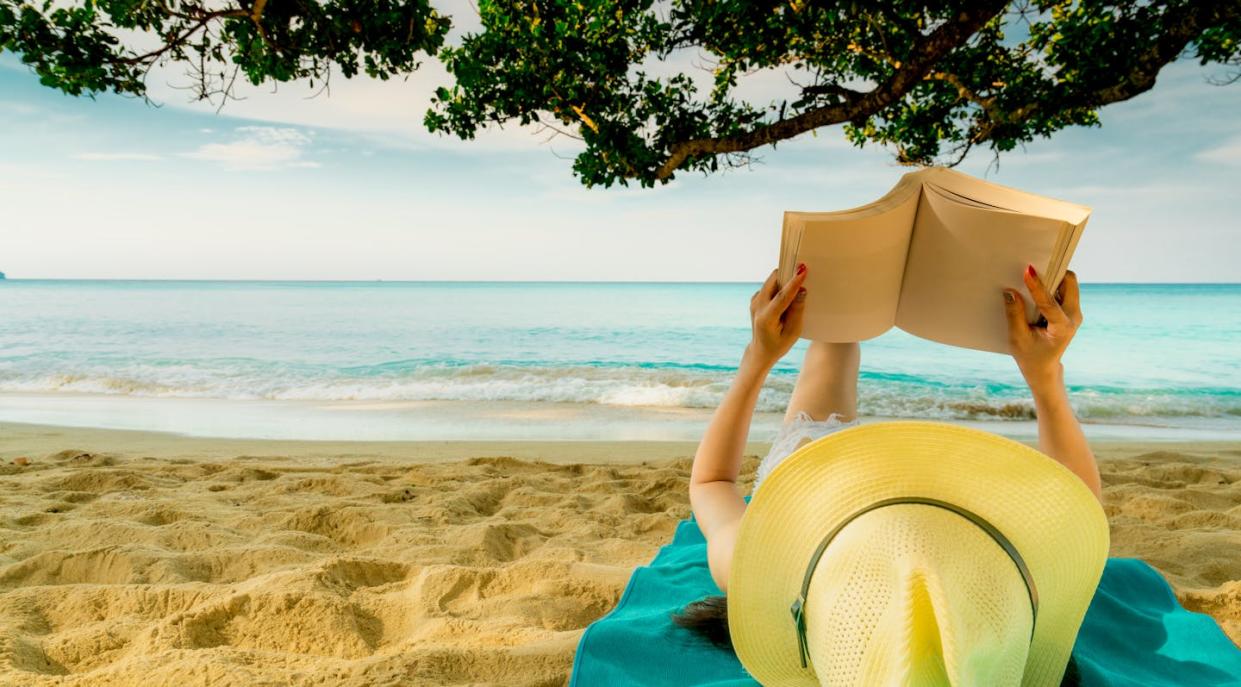 <a href="https://www.shutterstock.com/es/image-photo/woman-lie-down-on-green-towel-1330209755" rel="nofollow noopener" target="_blank" data-ylk="slk:Fahroni / Shutterstock;elm:context_link;itc:0;sec:content-canvas" class="link ">Fahroni / Shutterstock</a>