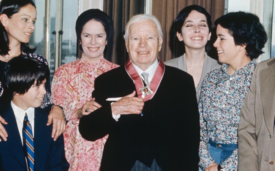 Das Paar (Mitte) wurde Eltern von insgesamt acht Kindern - darunter Geraldine, Christopher, Josephine und Annie (von links). (Bild: Keystone/Hulton Archive/Getty Images)