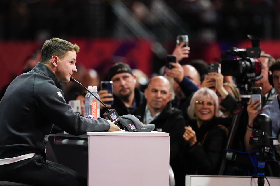 Brock Purdy, quarterback de los 49ers de San Francisco, habla con los representantes de los medios durante la nochde apertura del Super Bowl 58, el lunes 5 de febrero de 2024, en Las Vegas. Los 49ers de San Francisco enfrentarán a los Chiefs de Kansas City en el Super Bowl 58 el domingo. (AP Foto/Matt York)